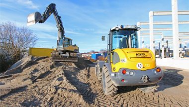 Unser Bagger beim Sandabbau